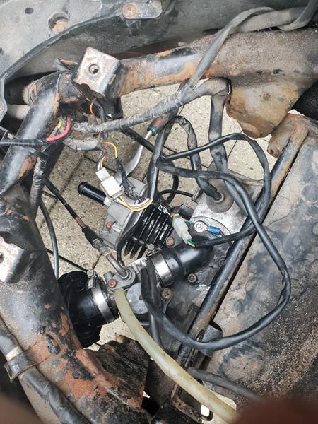 Yamaha jog r - benzin fra udsødningsport