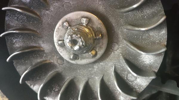 Smadret møtrik på krumtap ved variator