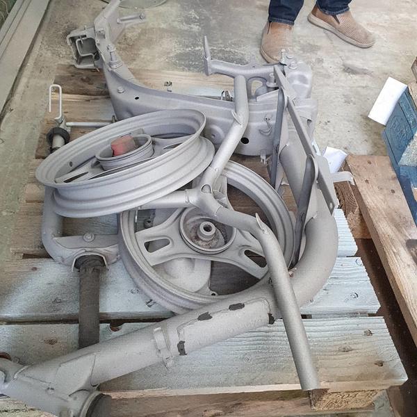 Højglans polering af stål som er sandblæst