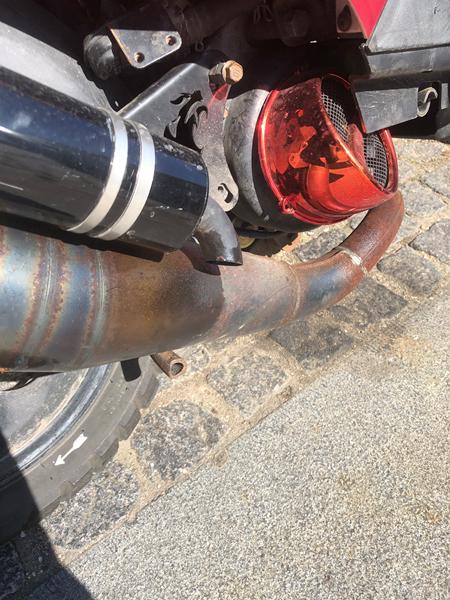 Udstødning spytter benzin/olie