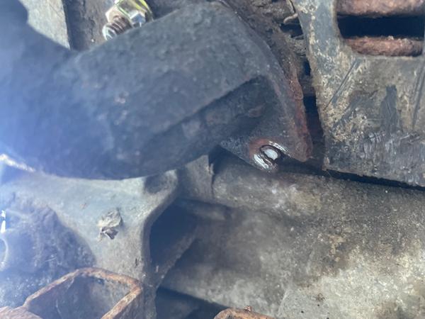 Knækket bolt på udstødningsophæng 