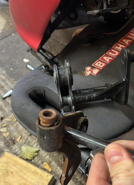 Skære i ophænget på jog r