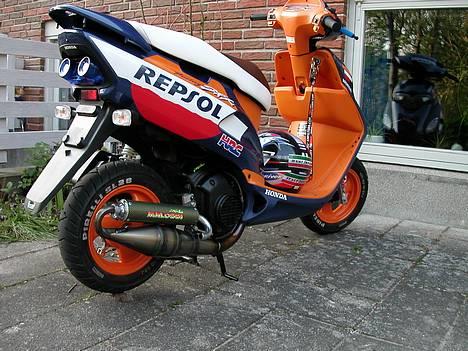 Honda SFX Repsol $ - da udst. ikke havde fået krom endnu billede 4