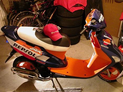 Honda SFX Repsol $ - Sidste nye efter 1½ times pudsning... den er ren :) billede 5