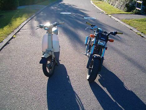 Suzuki Streetmagic -Totalsmadret - Ja så står den ved siden af den vilde Passola =P godt fund Rasmus billede 4