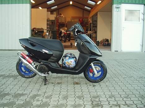 Aprilia Sonic AC - Billedet er taget lige efter vi fik sat mine nylakerede fælg, udstødning og stødfætter på :D billede 1