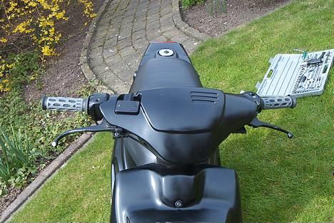 PGO Hot 50 SOLGT - Mit bagdæk.. har selv malet det. | 1. Zink spray.. 2. Grunder.. 3. Hvid spray.. billede 2