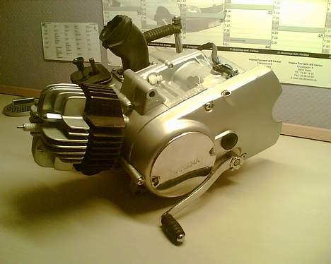 Yamaha FS1 4gear DX  (SOLGT ) -  motoren skråt fra venstre billede 1