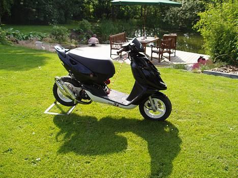 Aprilia Sonic LC (TS) / SOLGT - Som den ser ud nu :) (Jeg har grillen , forlygteglas og skjoldet under sædet, har bare ikke lige fået sat det på. tog bare lige hurtig nogen billeder som den stod nu .. billede 1