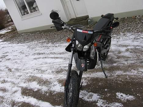 Derbi Senda SM [Black Betty] - Smuk er den jo =D billede 4