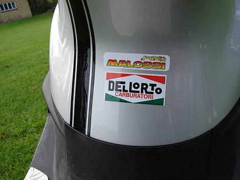 Piaggio Zip - Ninja mærker . alle striber og mærker er sponsoret af West Sign . billede 4