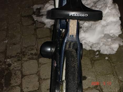 Vespa ciao   SOLGT ! - Grisetryne bagfra ;D :P dårligt billede, de er alle sammen taget om aftenen :P billede 7