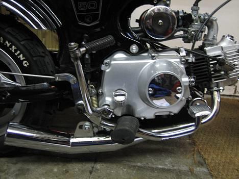 Honda Dax -- lowrider (SOLGT) - den er så lav som den kan blive, med den potte. Rammer næsten vejen når jeg sætter mig på den ! billede 5