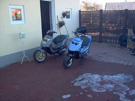 PGO Hot SKADET - Min brors scooter og min scooter. billede 11