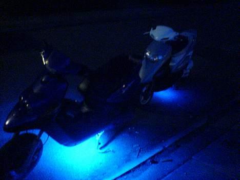 Yamaha Bws Ng...- Stjåldet !!!! - MIn Bws foran og min vens fede Sfx..! :) særiøst den fedeste sfx jeg har set :) og nice neon vi har under :) billede 5