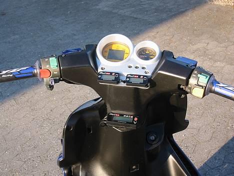 Yamaha aeroxYZF R1  SOLGT..  - Stage 6 måler til omd/r og temp og benzin og YZF Racing Håntag billede 4