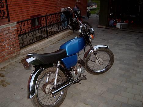 Suzuki Samurai Solgt til 3700kr. - Den er ny malet billede 1