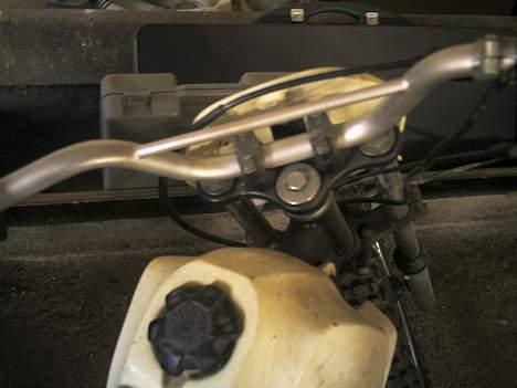 Yamaha pw 80 $ projekt $ - det er så styret ; ) det er bare blevet pænt, det er malet samme farve som forgaflen ;) der kommer snart en billede af forgaflen :p billede 7