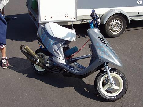 Yamaha Jog Evo - | Malossi Evo | - på hjørnet kan ses den skramme den fik da jeg var nede og skrabe affalt.. hehe godt der ikk skete mere. ;D billede 15