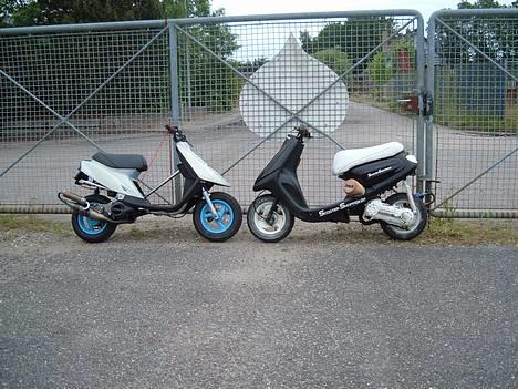 Yamaha Jog Evo Space Solgt - sammen med Mark H`s, EVO Jog rykker mann  (Link til den http://scootergalleri.dk/html/gal_visbil.asp?ID=52972) billede 2