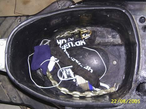 Derbi Atlantis/sr50 lc(80%) - der var der engang anlæg. men de sataner ku ikk la det være. nu er de rkun to kædelåse og plus og minus ledningerne billede 5