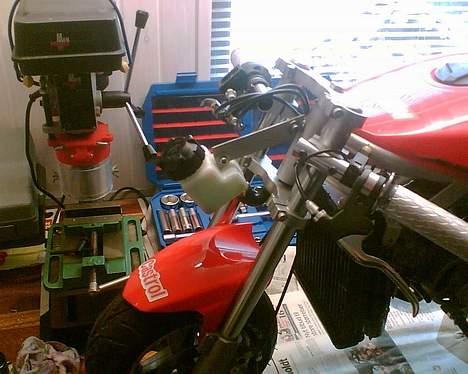 Hyosung Pocketbike - Ny holder til kølevæske. billede 10