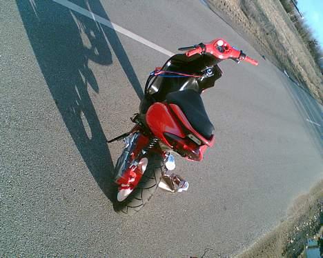 Yamaha Jog R - TILSALG - I solen, Unskyld kvaliteten, det er med mobil.. Der kommer nye når solen skinner igen billede 2