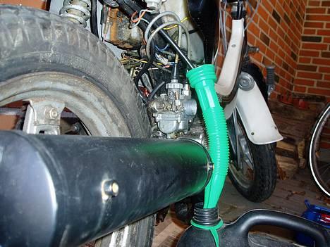 Suzuki FZ50 [SOLGT] - Var lige ved at tappe den for benzin. billede 2