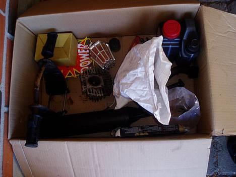 Suzuki FZ50 [SOLGT] - Kasse med reservedele.. Rødt powerfilter, standard topstykke, fodhvilere, tunkarburator, standard udstødning (forholdsvis ny), støttefod og standard stempel. billede 8