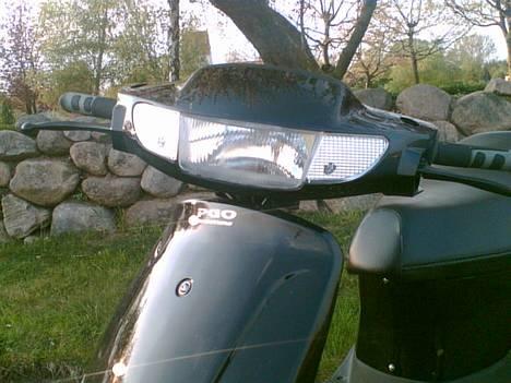 PGO Comet (Stjålet) - Forlygten, dejligt den er på styret så den følger med når man drejer billede 2