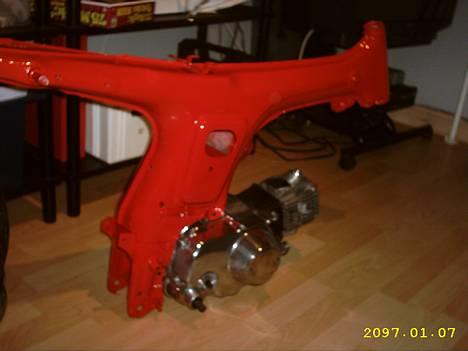 Honda CD 50 [Projekt] - ny lakeret stel.. med motorikken.. er sløret pga. den fucking blitz.. billede 1