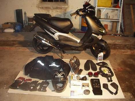 Aprilia Sr50 DiTech - Jakken koster fra ny 2000kr, og er uundværlig over de 100km/t. Meget behageligere kørsel! billede 5