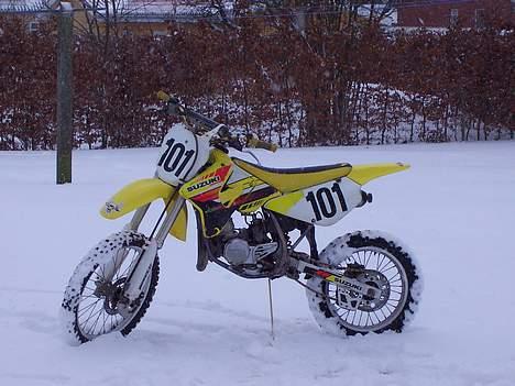 Suzuki RM 85 SOLGT - med det nye sædebetræk billede 1