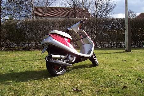 Yamaha Jog  SOLGT / BYTTET - anden udstødning sætter der på nu billede 2