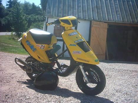 Yamaha Jog LC (Solgt) - Havde lige lånt en kammerats Mikuni Tm 24 og hans Polini 128 mm remskiver for at se om det var noget der virkede.. Men jeg kunne kun mærke karburatoren, så sådan en er bestilt :D... Her står den på midt værksted lige efter montering :D.. billede 1