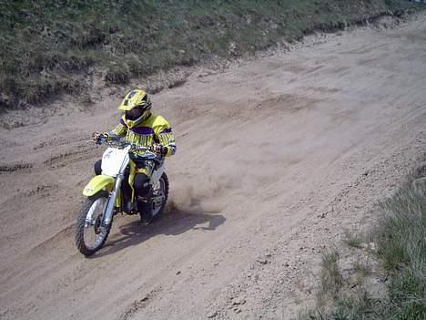 Suzuki RM 85 SOLGT - dæmperne i bund billede 9