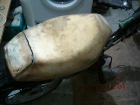 Honda wallaroo (byttet) - sædet , der kommer hvid pels på , og under kommer der lidt  højtaler , også er den færtig  billede 5