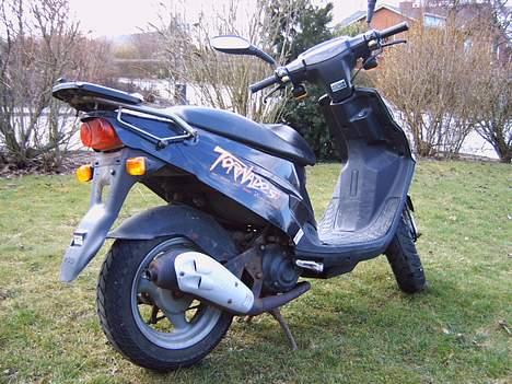 PGO Tornado/hot50 (Solgt) - inderskjoldene var næsten grå, men fik dem sort igen, brugte noget vinylmakeup billede 3