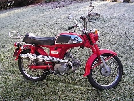 Honda CD 50 - Bildet er tatt i fjor høst. Udstøtningen er efter dette byttet ut med en SS50 udstøtning med ombygde fester. billede 1