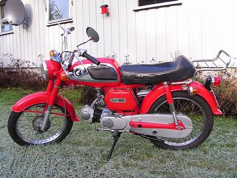 Honda CD 50 - Jeg skal prøve å få fatt på en gummipropp til hullet i kjædekassen. billede 2