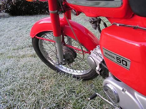 Honda CD 50 - Det eneste der forstyrrer bilde er den uorginale batteriboksen. Vet noen hvilken knallert denne boksen egentlig tilhører? billede 3