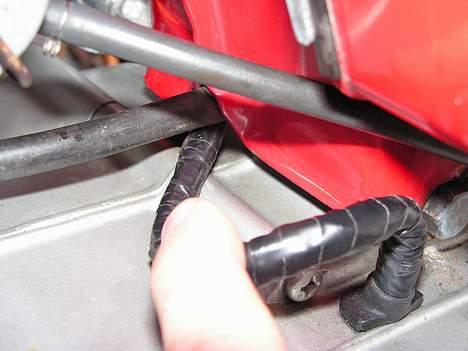 Honda CD 50 - Ledningen fra motoren skal egentlig ikke gå under stellet, men opp og ind i batterikassen. billede 8