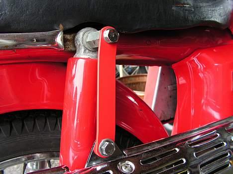 Honda CD 50 - SS50-udstøtningen krevde en kortere brakett. Den ble lavet av 3x20mm flatjern. billede 9