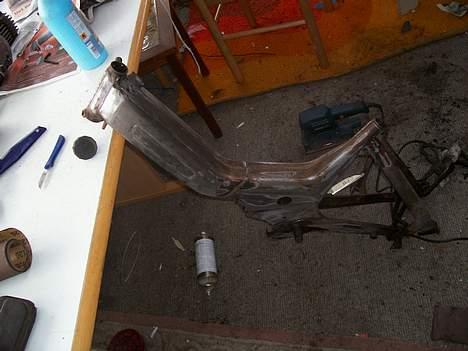 Puch Maxi K Solgt - her har jeg været ved at slibe den ned billede 2