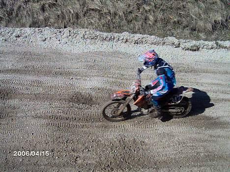 Kawasaki KX 125 Solgt - Lille tobi på sin KTM 525 ccm... :P billede 2