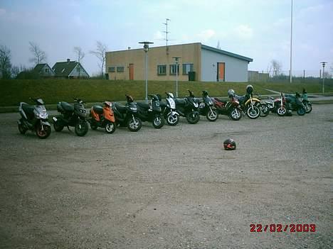 Yamaha JOG -SOLGT- - ikk tar jer af dato´en..............er taget den 16 april 2006 billede 12