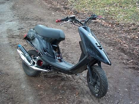 Yamaha Jog Black an Red Solgt - Første gang da jeg lige havde fået den til at køre :P billede 1