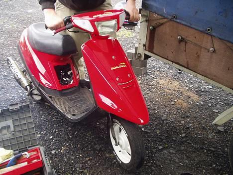 Yamaha Jog FS - Ja ja. Her kan så se den som dem ser ud nu, efter jeg har fået C20 på og så har jeg fået malet fælge og skiftet dæk. billede 1