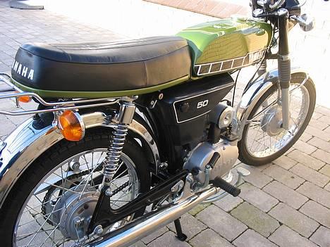 Yamaha Fs1 K1 100% Original - Solen gør at tanken ser lysere ud. Men nu er det originale sæde kommet på billede 2
