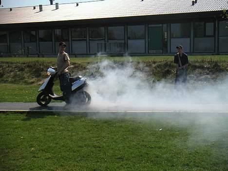 Yamaha Jog AS - Crome - Tja, den kan også lave lidt guf :) Det var før der kom SpeedControl på den, og det har bestemt ikke gjort den dårligere til det! billede 7